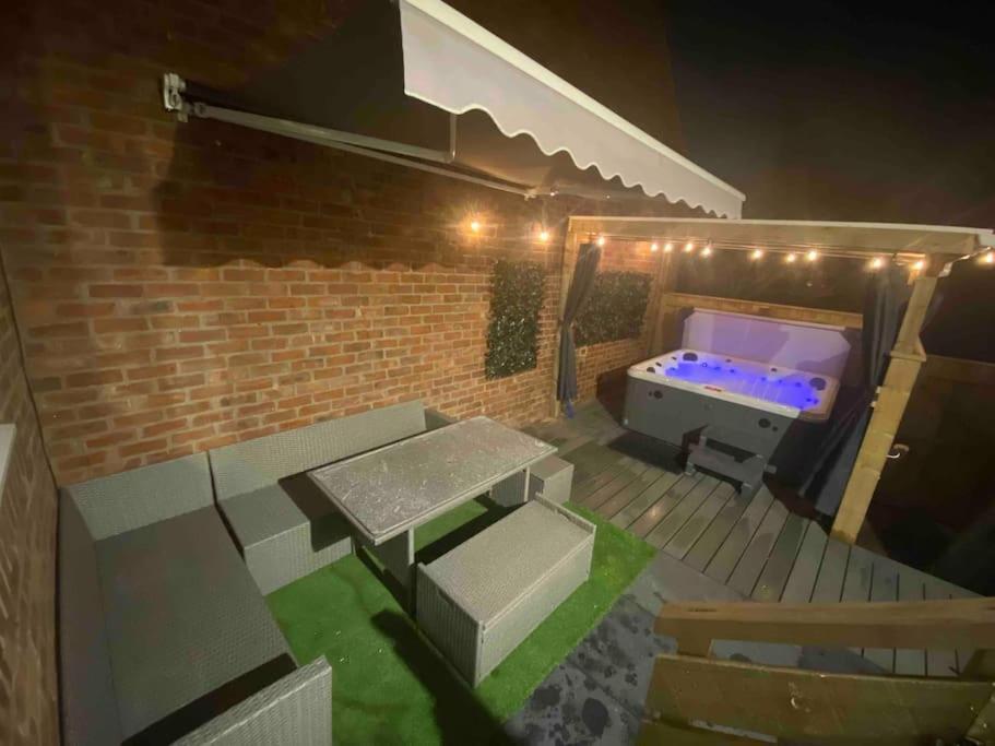 Hot Tub, Free Parking, Near Shops & Restaurants, Location 1M To City Jesmond Exterior photo
