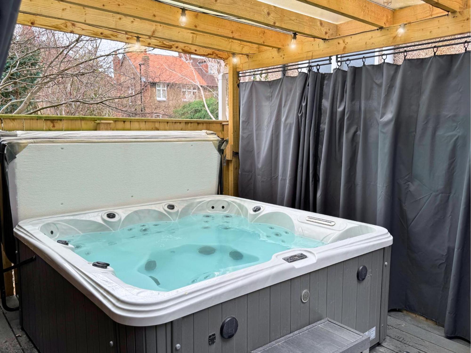 Hot Tub, Free Parking, Near Shops & Restaurants, Location 1M To City Jesmond Exterior photo